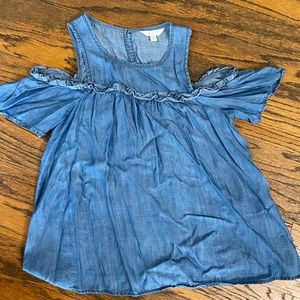 Short sleeves cold shoulder top